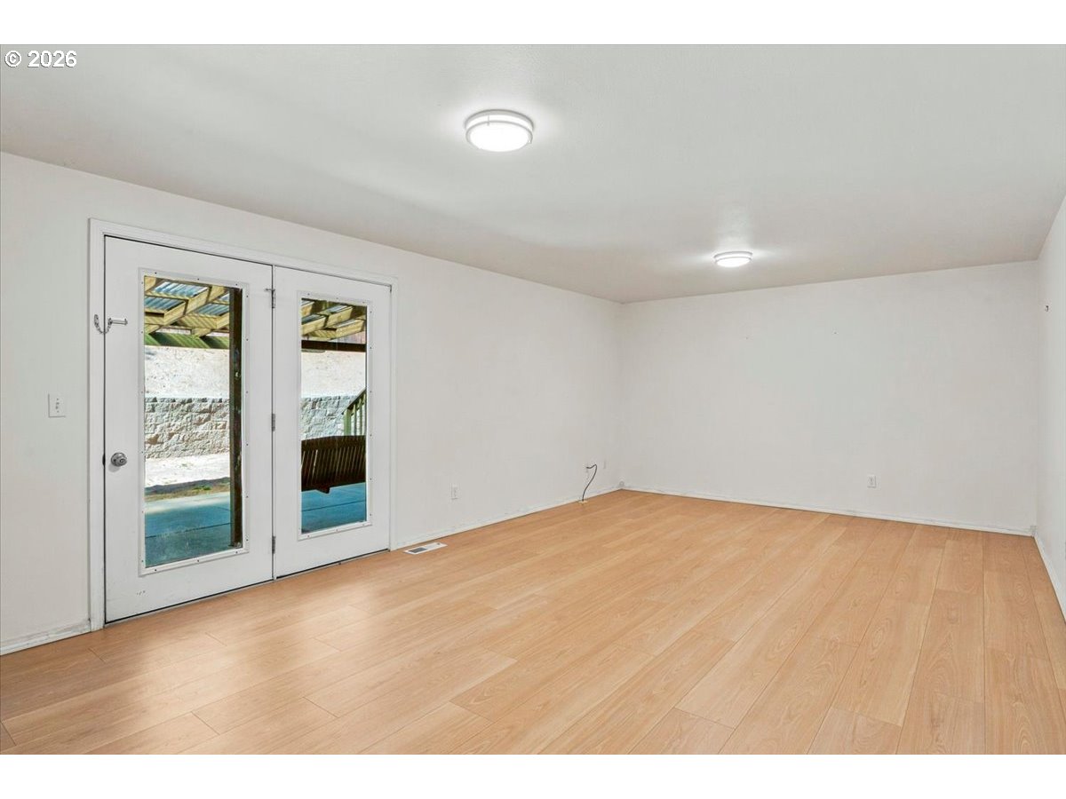 2439 Southwest 33rd Street Redmond, OR 97756 - Photo 16 of 40