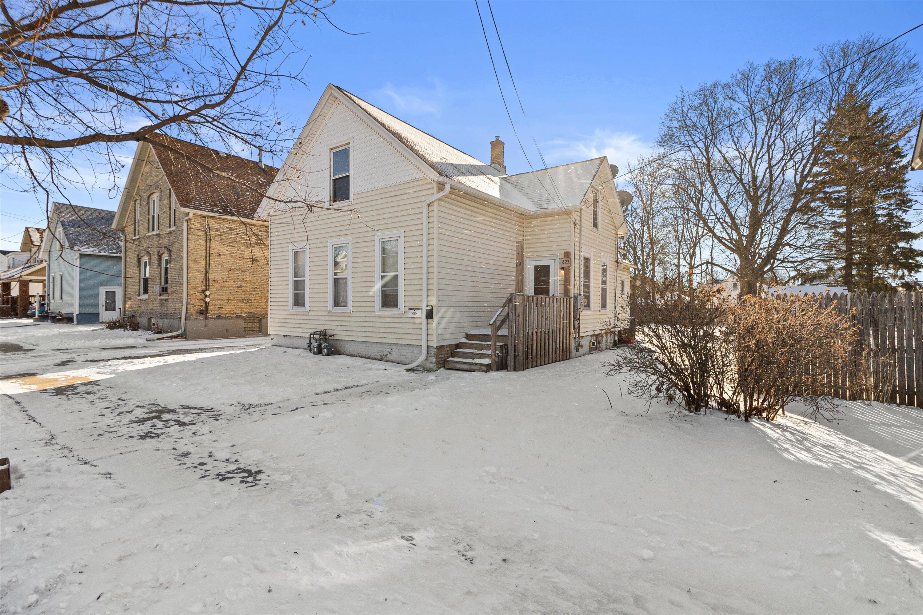 823 Yout Street Racine, WI 53402 - Photo 2 of 41 26-IMG_2068