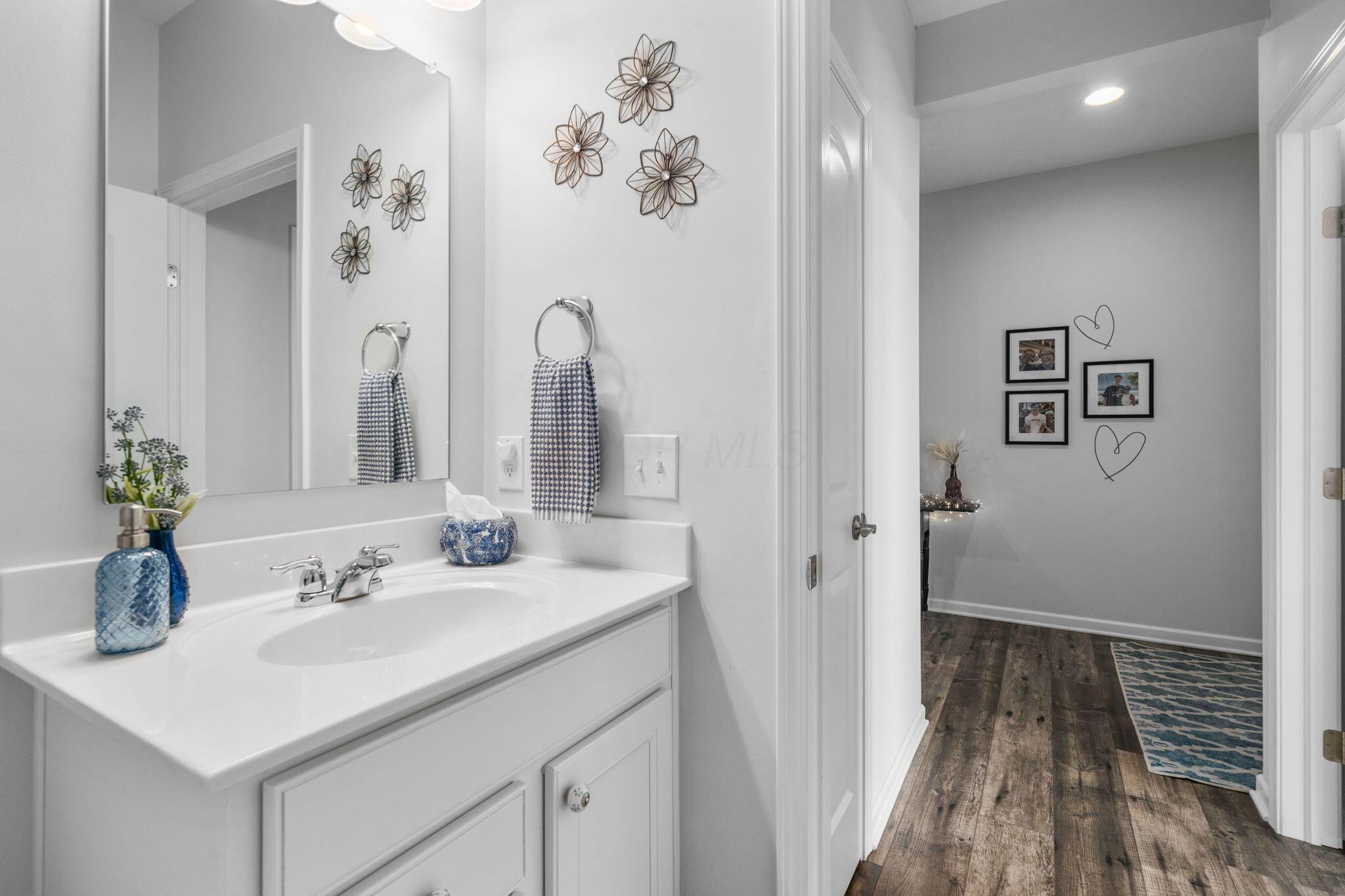 727 Fescue Road Galena, OH 43021 - Photo 49 of 85 The main full bathroom,