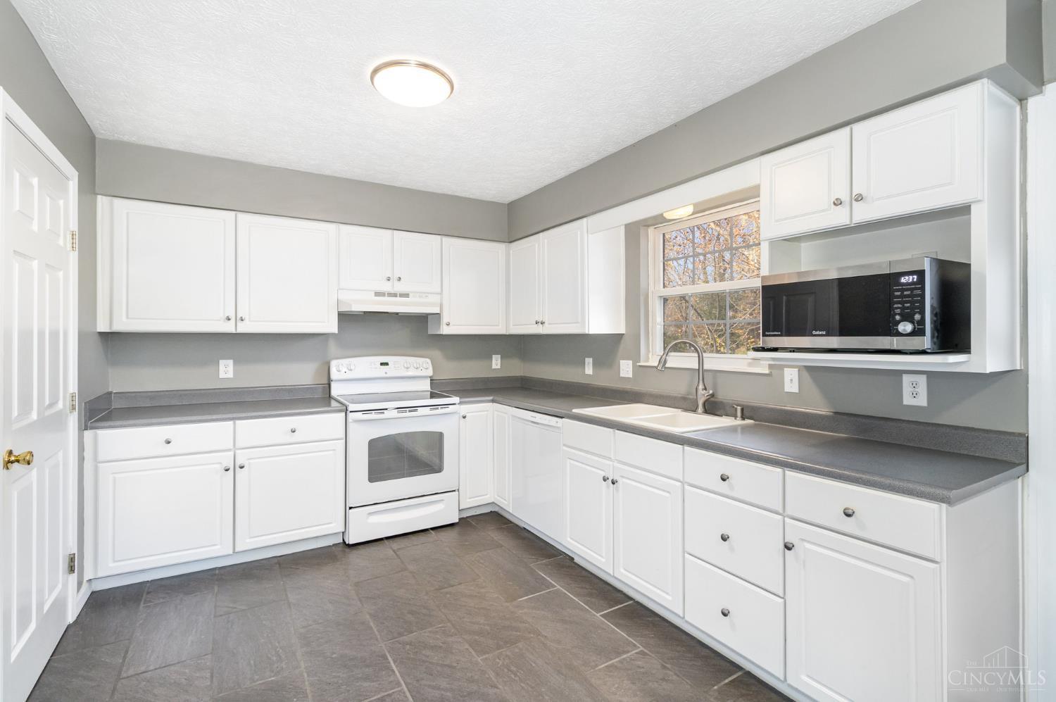 2354 Neeb Road Cincinnati, OH 45238 - Photo 9 of 33
