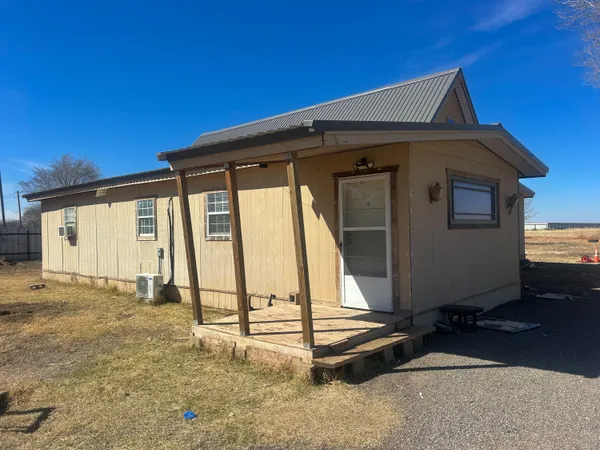 a view of a house with backyard