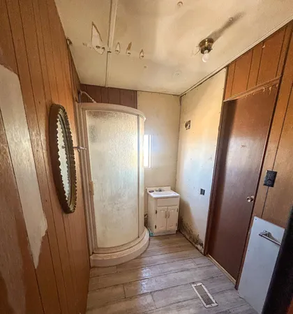 a view of a house with backyard and garden