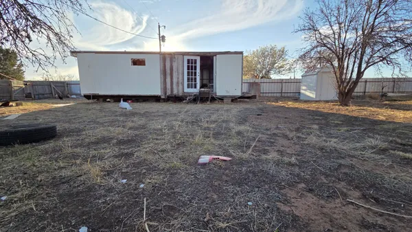 a view of a yard with a house