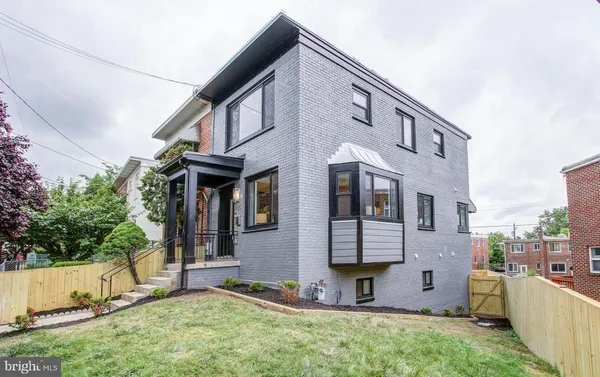 a view of a house with backyard and garden