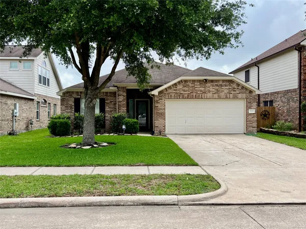 $2,100 | 3210 Blue Bonnet Drive, Texas City, TX 77591