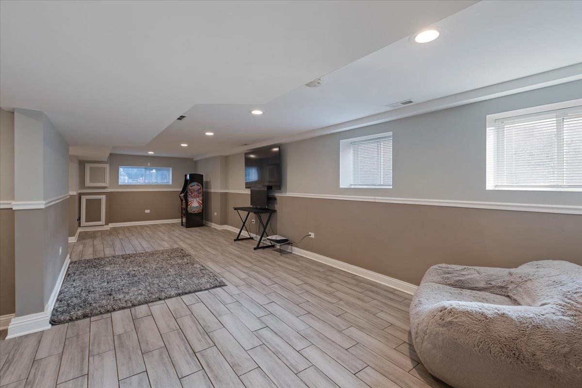 9124 South Bell Avenue Chicago, IL 60643 - Photo 27 of 35 a living room with a couch and a rug