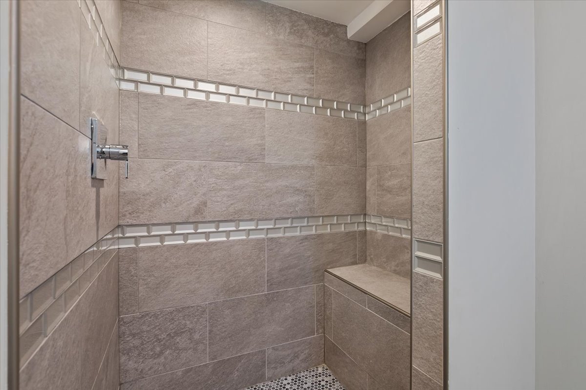 9124 South Bell Avenue Chicago, IL 60643 - Photo 31 of 35 a bathroom with a shower
