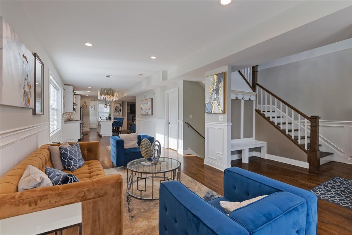 9124 South Bell Avenue Chicago, IL 60643 - Photo 5 of 35 a living room with furniture and wooden floor