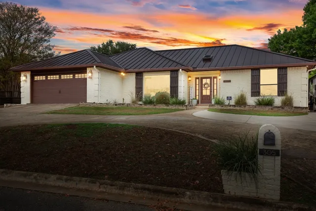 $550,000 | 305 East Tanglewood Drive, New Braunfels, TX 78130