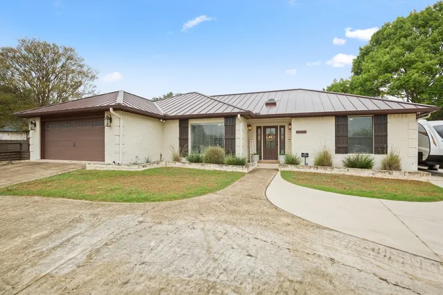 $550,000 | 305 East Tanglewood Drive, New Braunfels, TX 78130