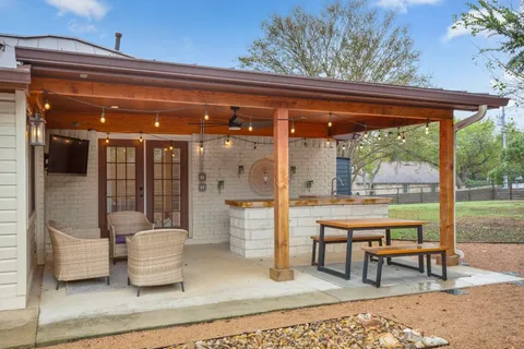 $550,000 | 305 East Tanglewood Drive, New Braunfels, TX 78130