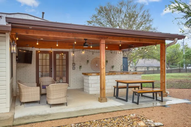 $550,000 | 305 East Tanglewood Drive, New Braunfels, TX 78130