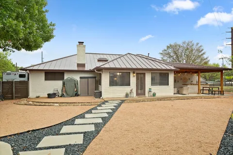 $550,000 | 305 East Tanglewood Drive, New Braunfels, TX 78130