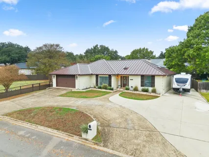 $550,000 | 305 East Tanglewood Drive, New Braunfels, TX 78130