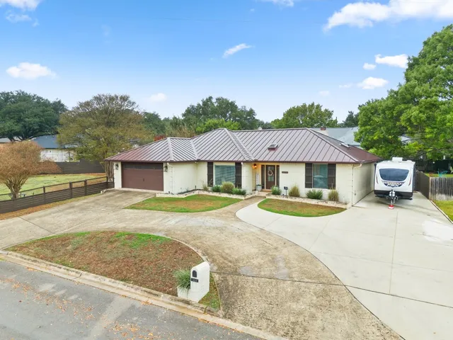 $550,000 | 305 East Tanglewood Drive, New Braunfels, TX 78130