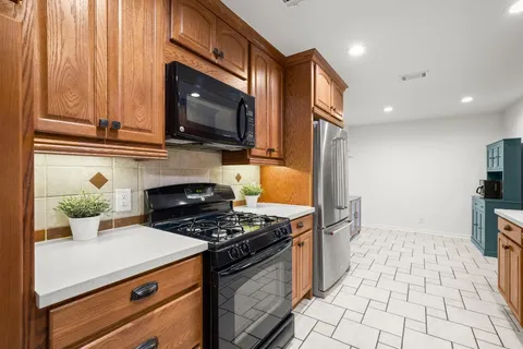 $550,000 | 305 East Tanglewood Drive, New Braunfels, TX 78130