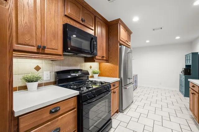 $550,000 | 305 East Tanglewood Drive, New Braunfels, TX 78130