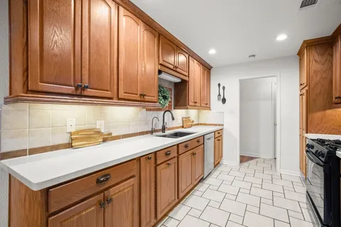 $550,000 | 305 East Tanglewood Drive, New Braunfels, TX 78130