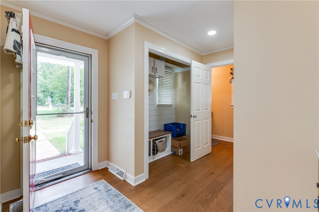 19229 Turkey Road Rockville, VA 23146 - Photo 23 of 44 a view of a hallway with wooden floor and windows