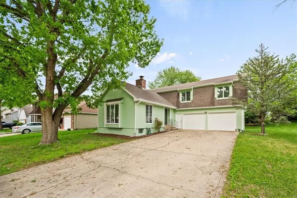 $330,000 | 14609 Laquinta Drive, Grandview, MO 64030