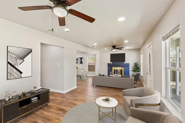 $329,999 | 625 North Delaware Street, Irving, TX 75061