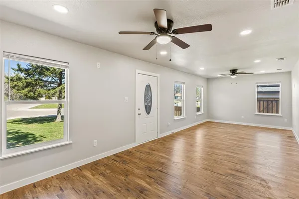 $329,999 | 625 North Delaware Street, Irving, TX 75061