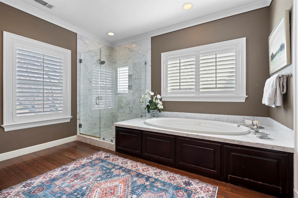 6936 Pasadena Avenue Dallas, TX 75214 - Photo 21 of 39 a spacious bathroom with a sink and a bathtub