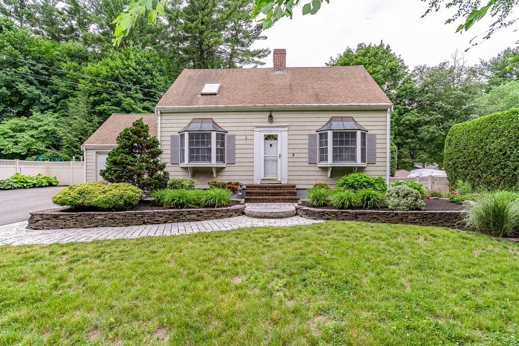 7 Homestead Road Lynnfield, MA 01940 - Photo 1 of 29 Gallery Image 1