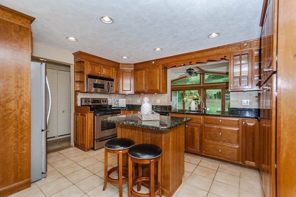 7 Homestead Road Lynnfield, MA 01940 - Photo 3 of 29 Gallery Image 3