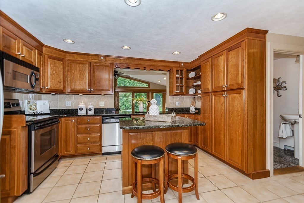 7 Homestead Road Lynnfield, MA 01940 - Photo 4 of 29 Gallery Image 4