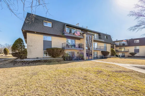 $189,900 | 11116 South 84th Avenue, Unit 2B, Palos Hills, IL 60465