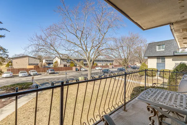 $189,900 | 11116 South 84th Avenue, Unit 2B, Palos Hills, IL 60465