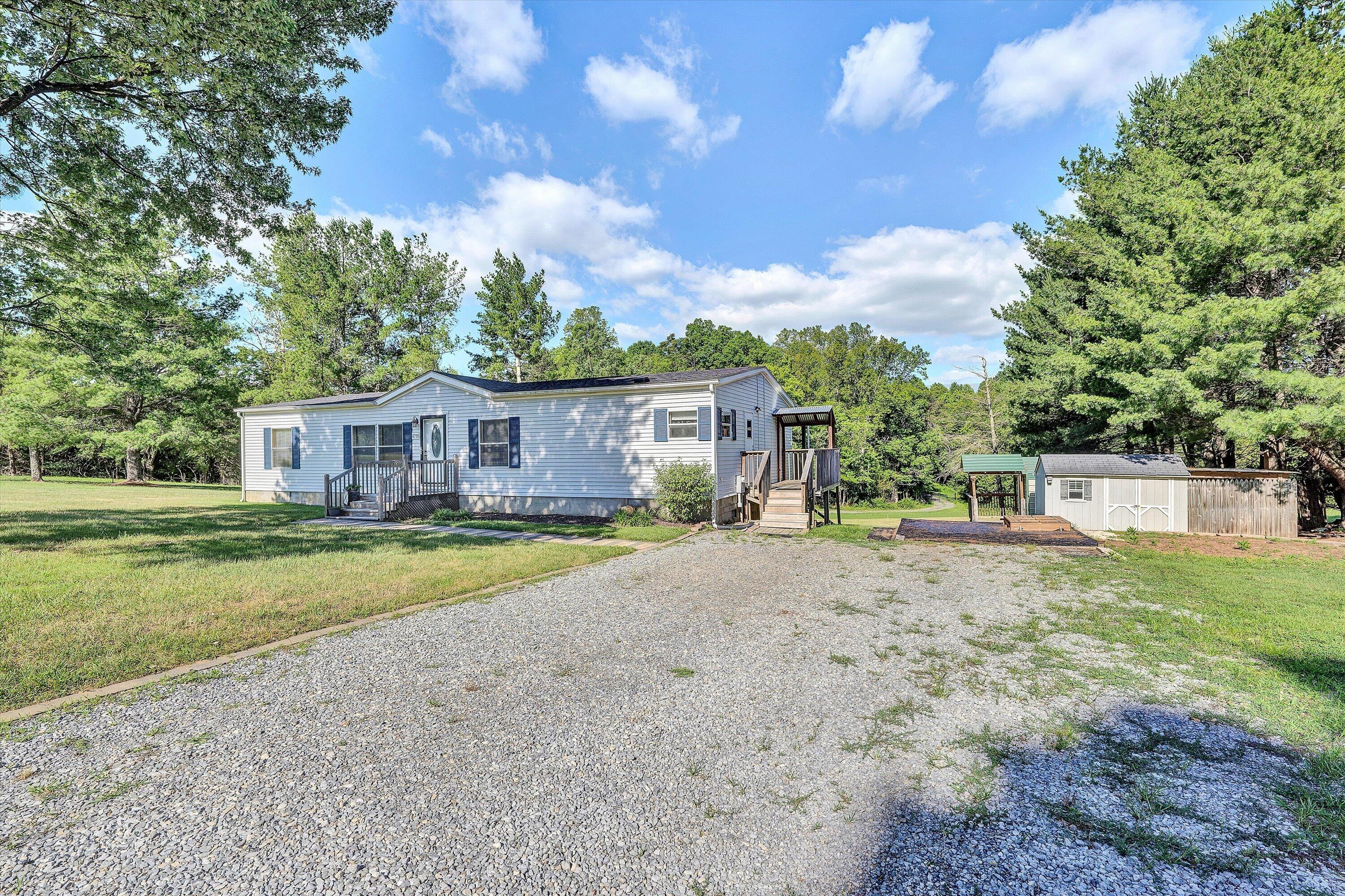 8755 Rocky Ford Road Moneta, VA 24121 - Photo 2 of 37 01-DSC04939
