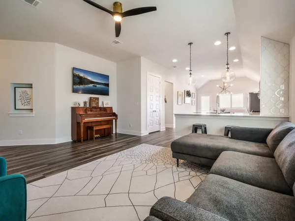 $2,200 | 129 Broken Oak Drive, Liberty Hill, TX 78642