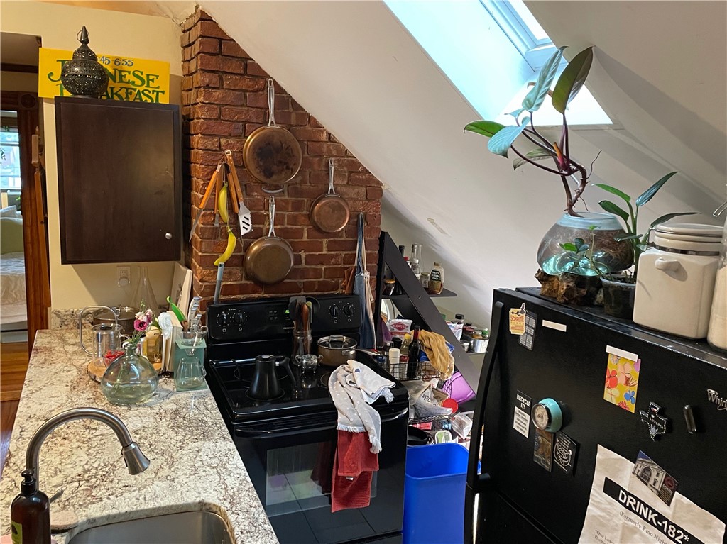 121 Rutherglen Avenue Providence, RI 02907 - Photo 9 of 22