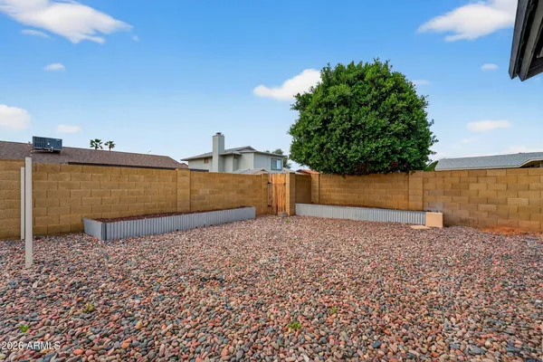 a view of a backyard