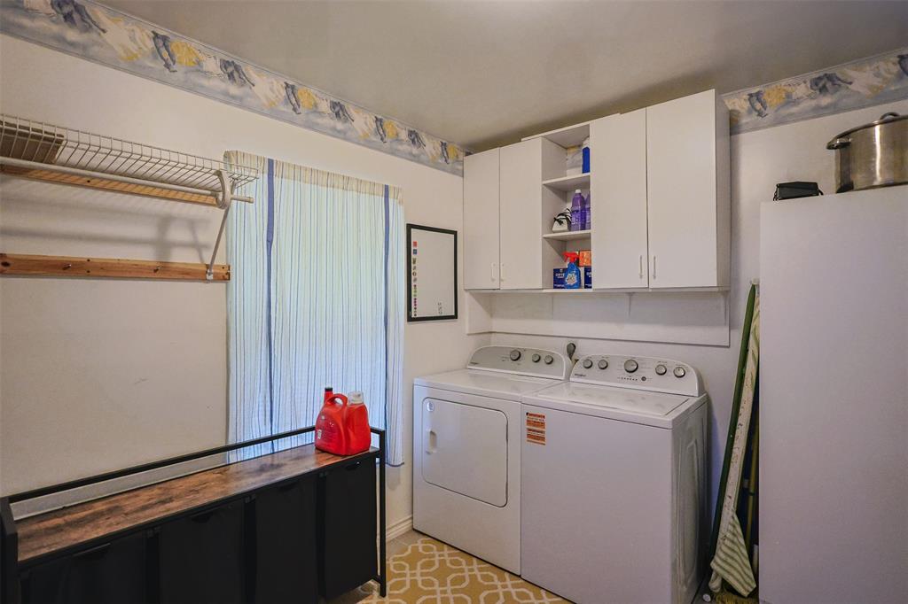 309 Tejas Trail Springtown, TX 76082 - Photo 13 of 40 a utility room with dryer and washer