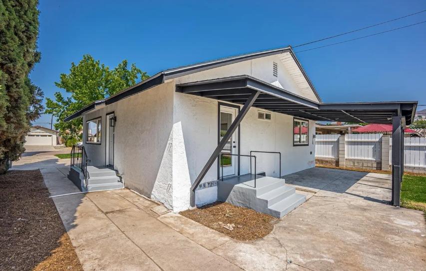 635 Paraiso Avenue Spring Valley, CA 91977 - Photo 7 of 27 a yellow house with a outdoor space