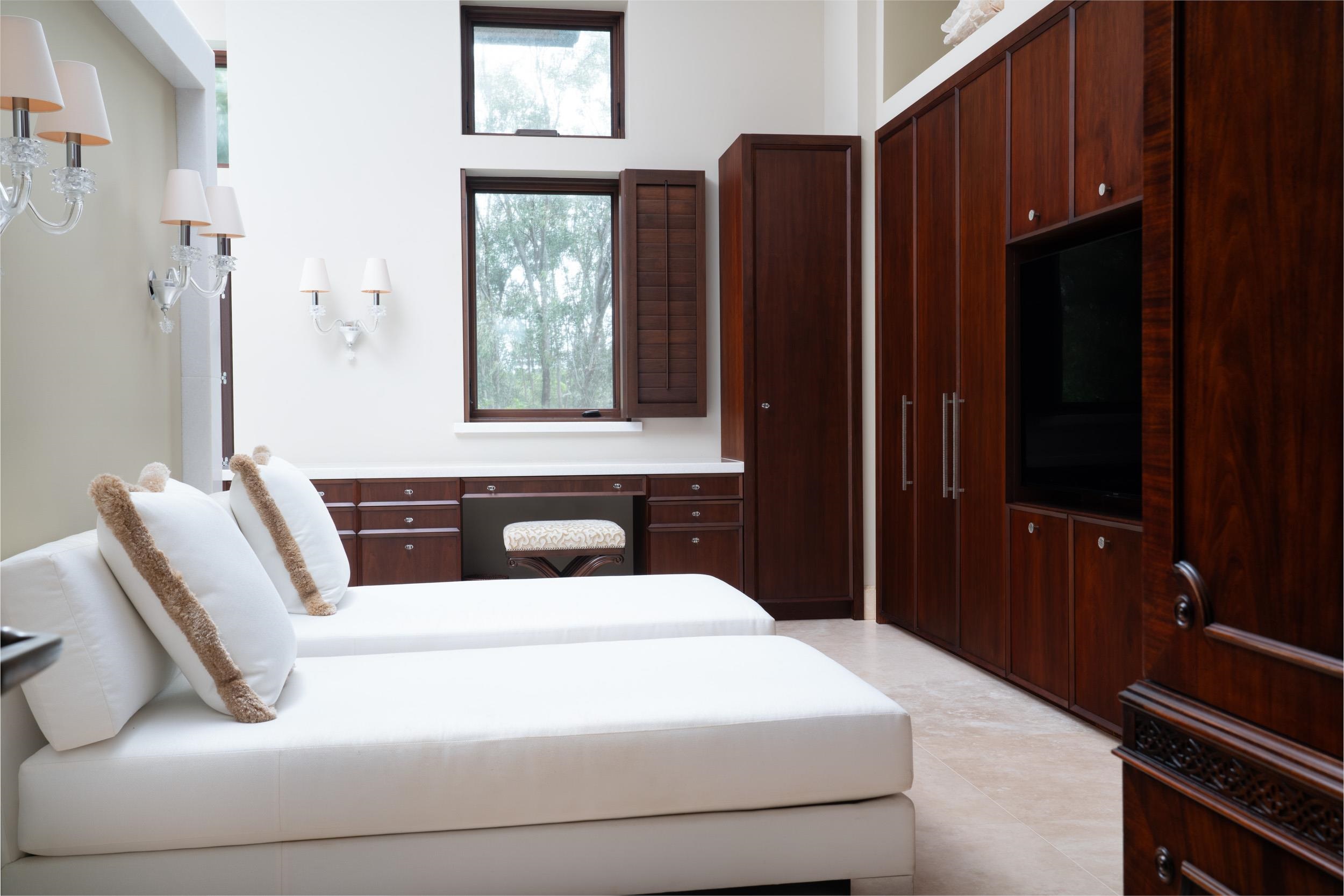 215 Plantation Club Drive Lahaina, HI 96761 - Photo 26 of 50 a bedroom with a bed and a window