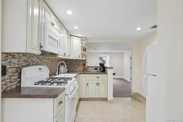 $3,900 | 151 Steamboat Road, Great Neck, NY 11024