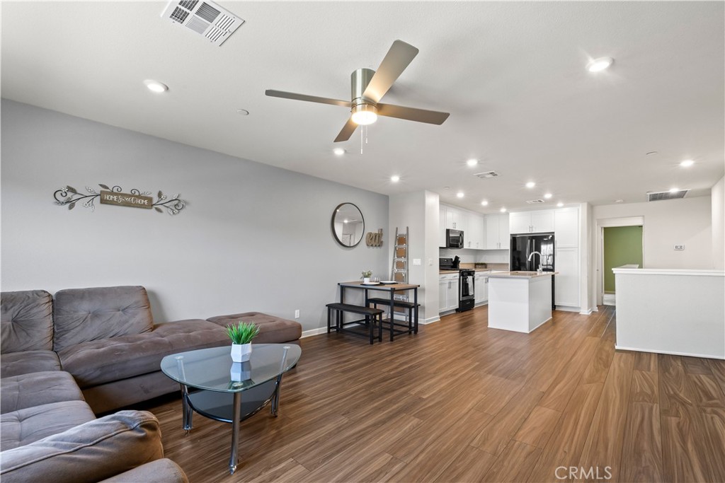 1037 West Clover Avenue Rialto, CA 92376 - Photo 7 of 30