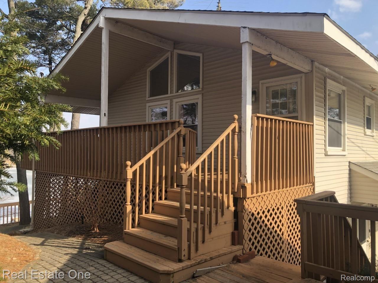 944 Pine Tree Road West Lake Orion, MI 48362 - Photo 20 of 81 2nd Level Entrance