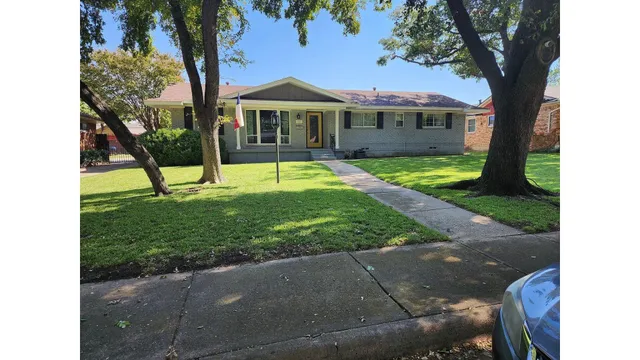 a view of a house with a yard