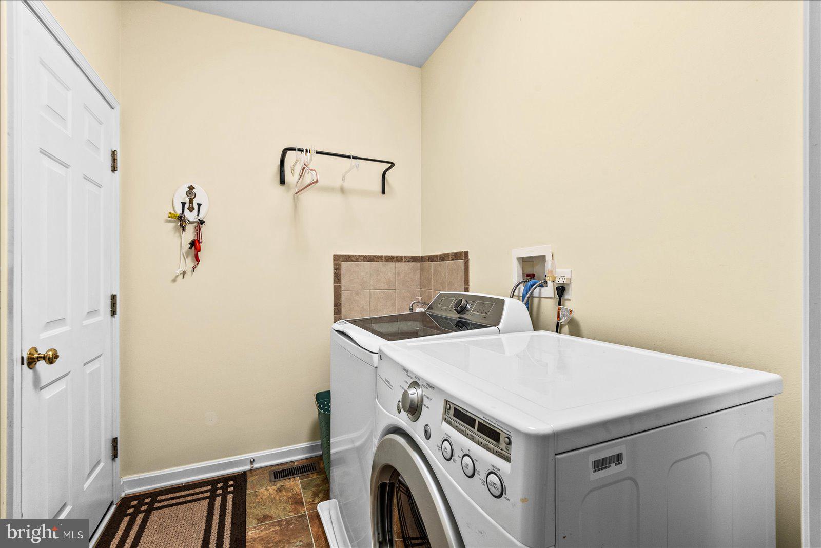 8 Franklin Cove Ruther Glen, VA 22546 - Photo 31 of 70 a utility room with dryer and washer