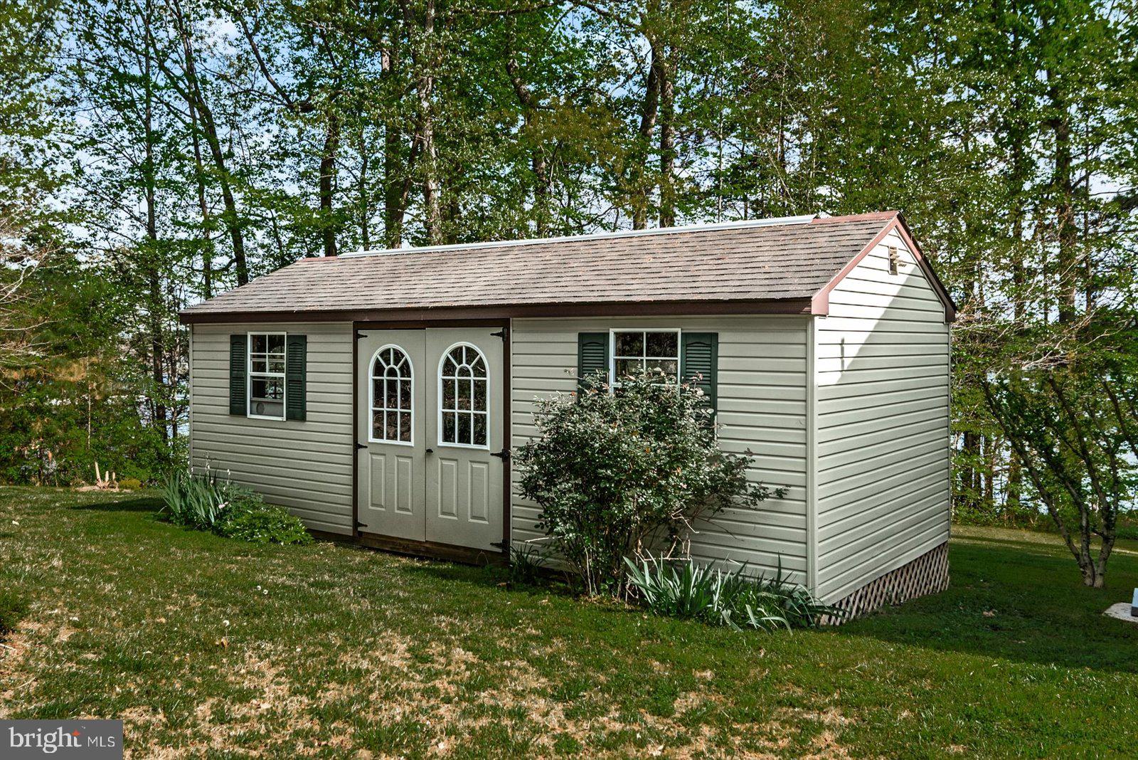 8 Franklin Cove Ruther Glen, VA 22546 - Photo 46 of 70 a front view of a house with a garden