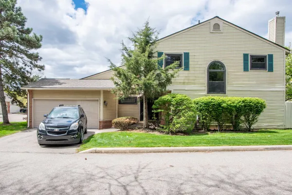 $269,000 | 5679 Drake Hollow Drive East, West Bloomfield, MI 48322