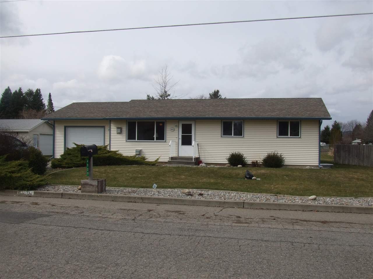 4909 North Canal Road Newman Lake, WA 99025 - Photo 1 of 5 Gallery Image 1