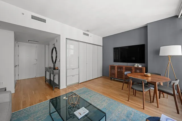 $1,295,000 | 18 West 48th Street, Unit 22A | Midtown Central