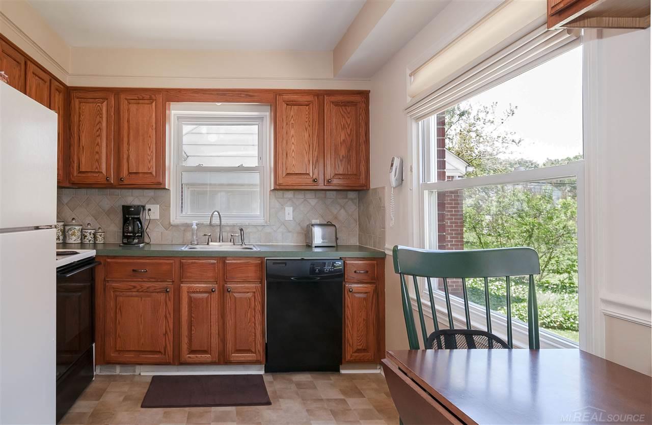 1133 Roslyn Road Grosse Pointe Woods, MI 48236 - Photo 11 of 39