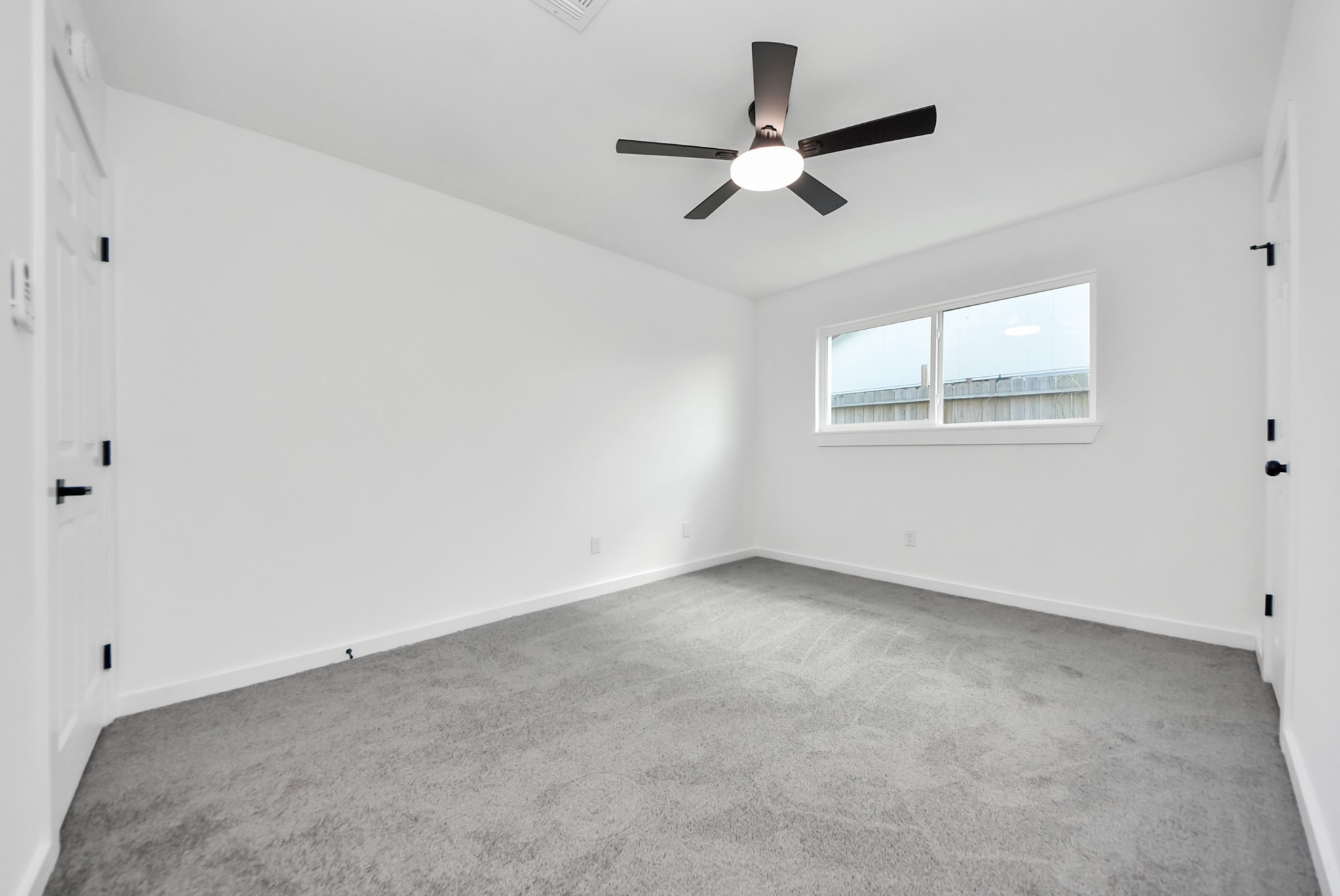 2701 Mustang Road Alvin, TX 77511 - Photo 28 of 45 an empty room with window and ceiling fan